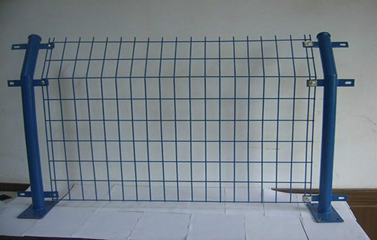 雙邊<a href=http://www.nwpz.com.cn target=_blank class=infotextkey><a href=http://www.nwpz.com.cn target=_blank class=infotextkey>護欄</a>網(wǎng)</a>